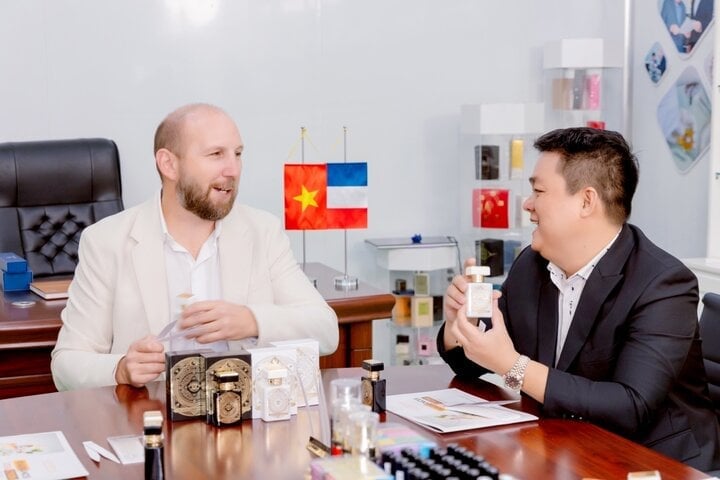 Le parfum K3 a été étudié par LA'P Vietnam depuis 2013 et lancé sur le marché en 2023 après 10 ans de recherche minutieuse. Le parfum K3 est né avec 2 lignes Black Gold Project et White Gold Project.