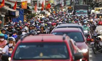 Una larga fila de atascos esperando para cruzar el ferry de Cat Lai