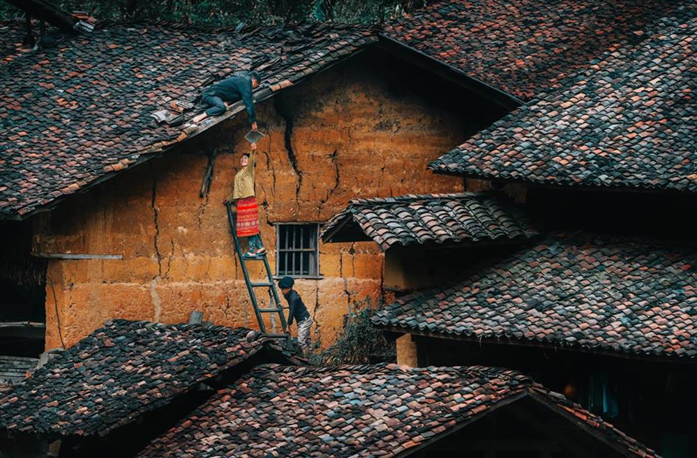 “Roofing” - Author Le Tan Thanh. Photo: Le Tan Thanh