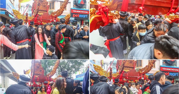 People jostle each other to 'crawl for luck' in the middle of Hanoi streets