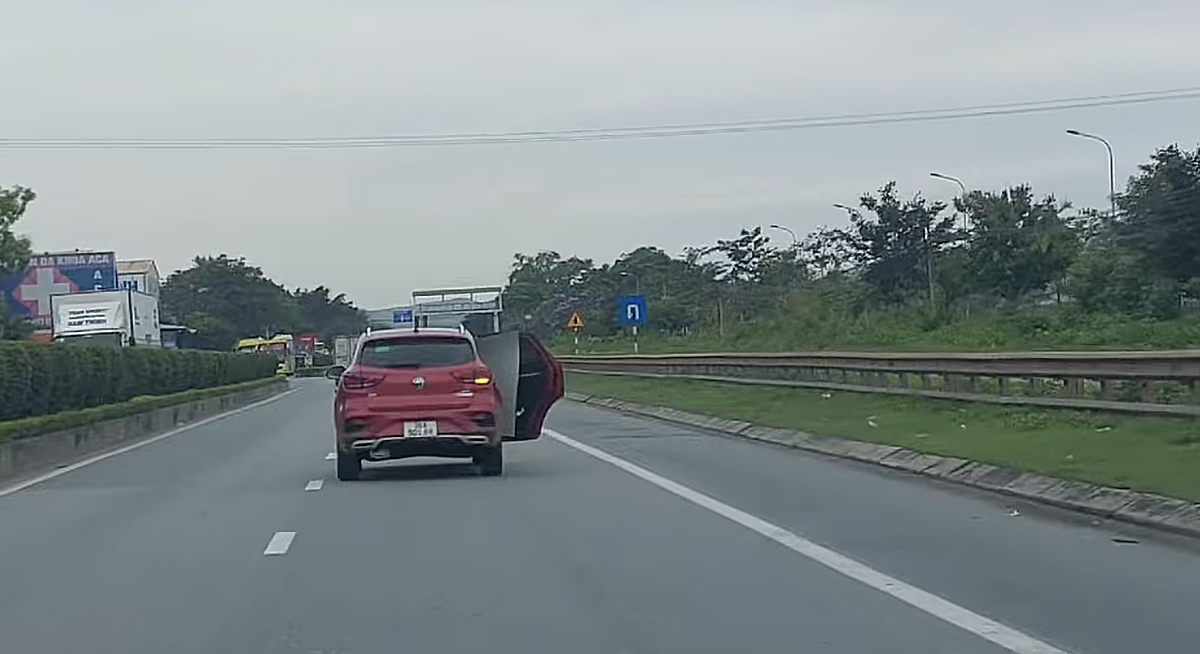 Conductora abre puerta de auto mientras se desplaza le revocan licencia