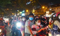 Imágenes de personas en la ciudad de Ho Chi Minh saliendo a las calles en la noche del Festival del Medio Otoño, las calles están abarrotadas