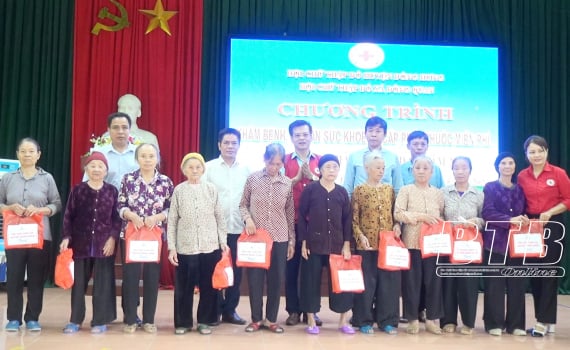 Medical examination and free medicine for 200 elderly people in Dong Quan commune