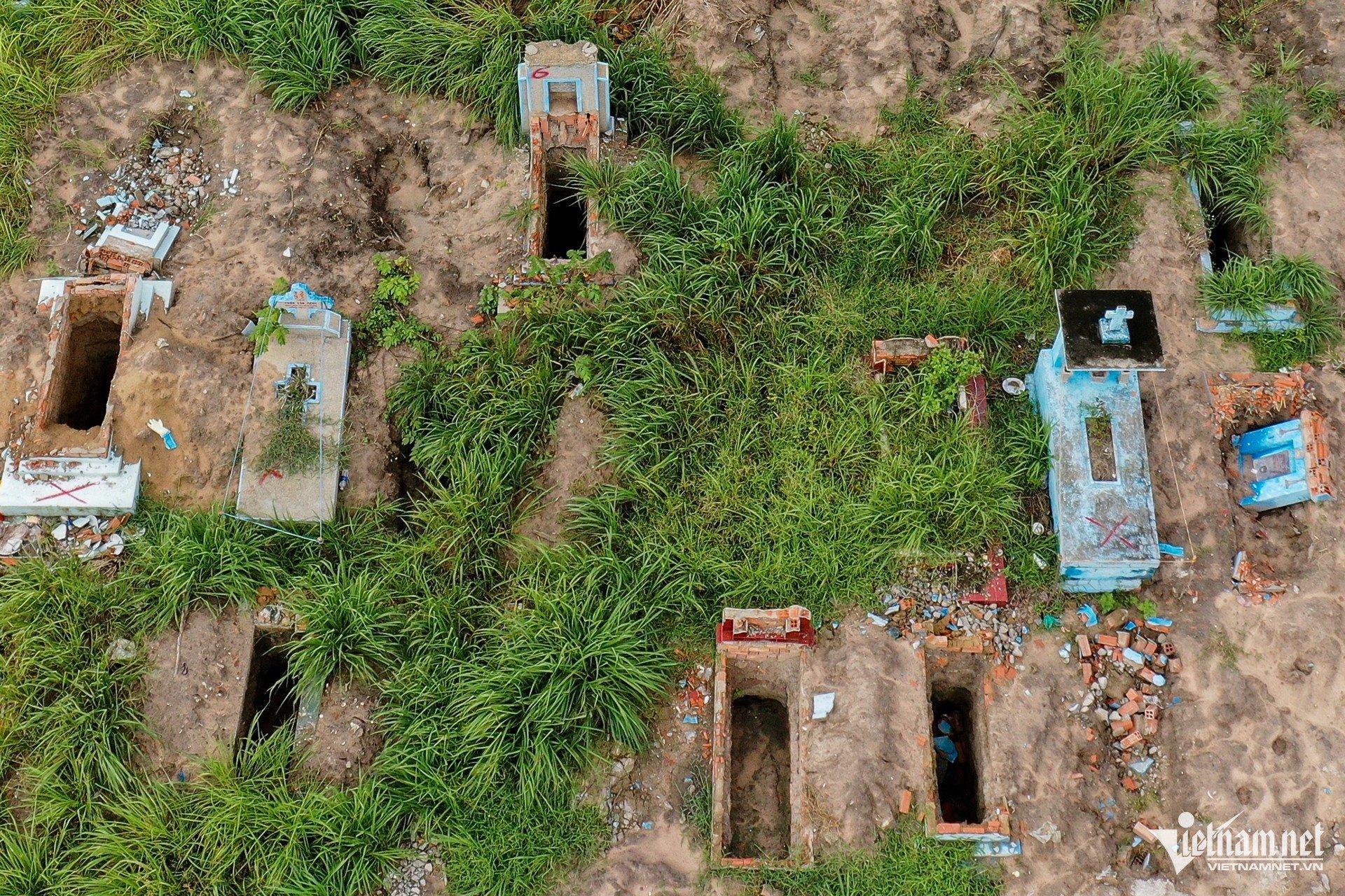 Close-up of the largest cemetery in Ho Chi Minh City, about to become a school and park photo 4