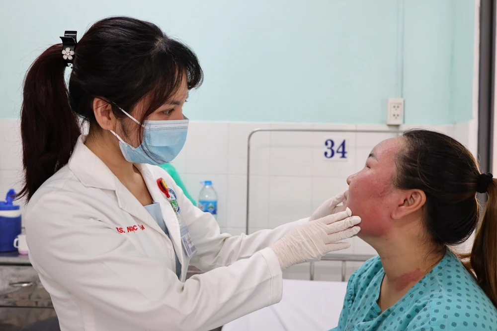 El médico está examinando al paciente.