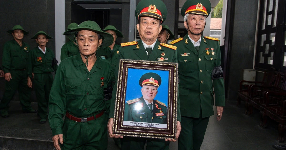 Compañerismo y patriotismo en el funeral del Teniente General Héroe Khuat Duy Tien