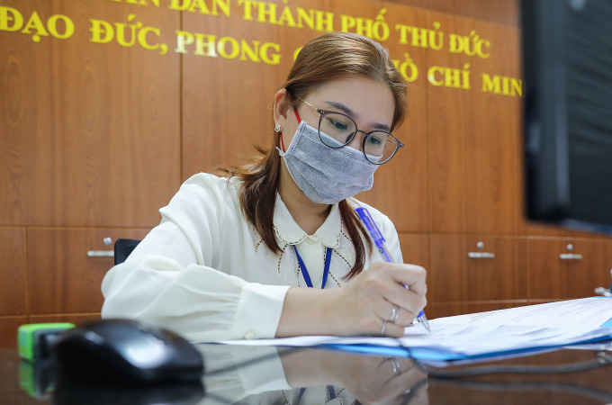 Beamte erledigen Verwaltungsverfahren für die Bevölkerung des Volkskomitees der Stadt Thu Duc, Ho-Chi-Minh-Stadt, August 2022. Foto: Quynh Tran