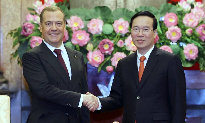 El presidente Vo Van Thuong recibió hoy en Hanói al presidente del partido Rusia Unida, Medvedev. Foto: VNA