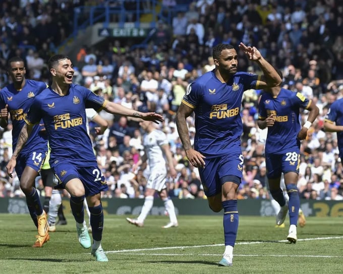 Callum Wilson celebra el gol del empate para el Newcastle en el partido de la noche del 13 de mayo. Foto: AP