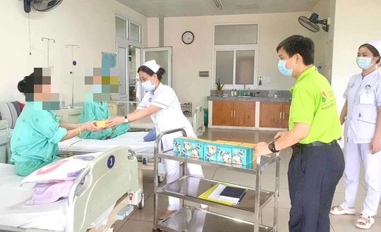 Ăn hết cái bánh trung thu là hết bệnh - Ảnh 2.