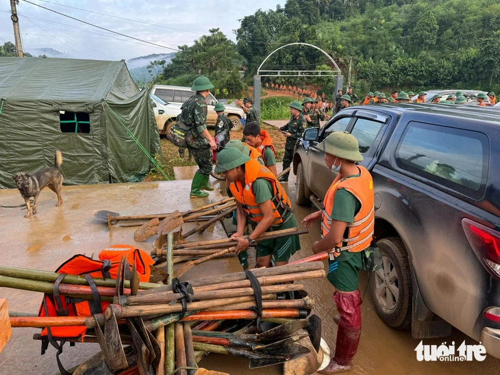 La région militaire 2 et les habitants de Lao Cai continuent de rechercher les victimes disparues à Lang Nu