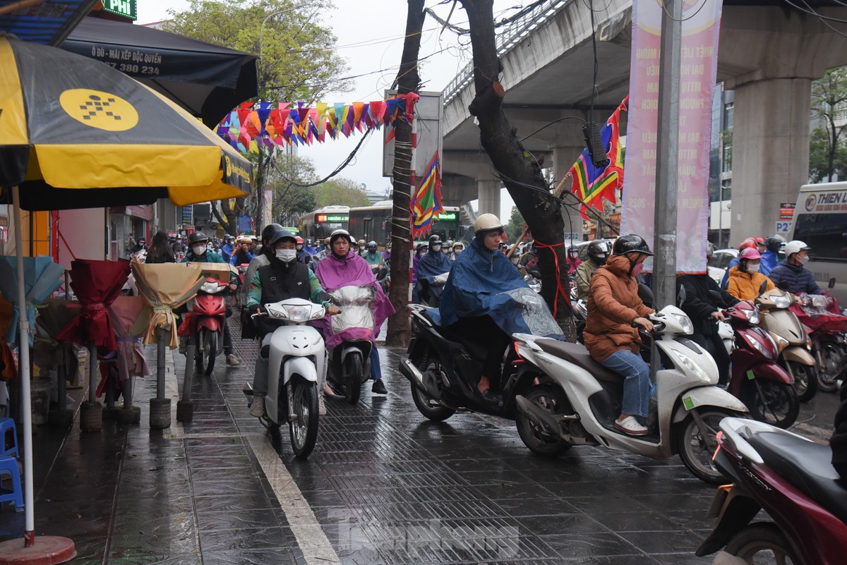 Muchas calles de Hanoi estuvieron congestionadas durante horas después de las fuertes lluvias que duraron desde la noche (foto 8)