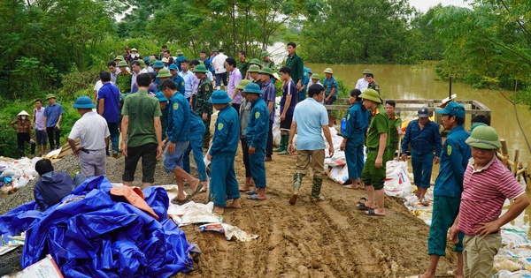 Đê bối bị thấm dò, 200 cán bộ, chiến sỹ và người dân thần tốc vá, hàn