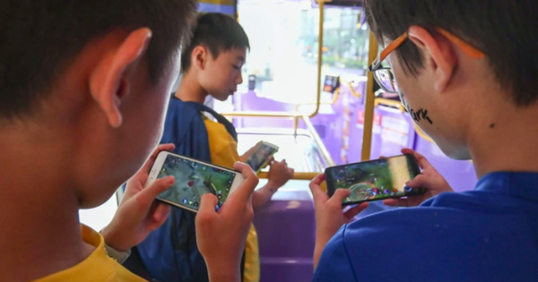 Children are 'heavily addicted' to TV and phones during Tet, what should parents do?