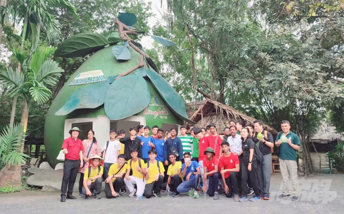 Đoàn khách du lịch Singapore lần đầu tiên đến tham quan, trải nghiệm làm nông nghiệp tại các hộ nông dân trồng bưởi ở làng bưởi Tân Triều. Ảnh: HP.