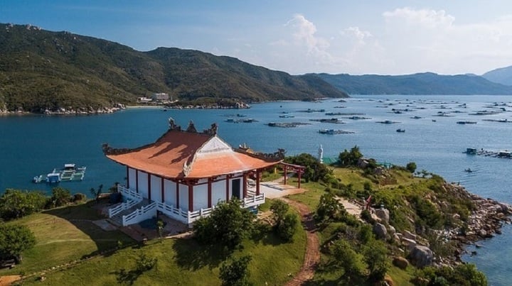 La pagoda Thien An está situada en una colina que sobresale hacia el vasto océano y el cielo.