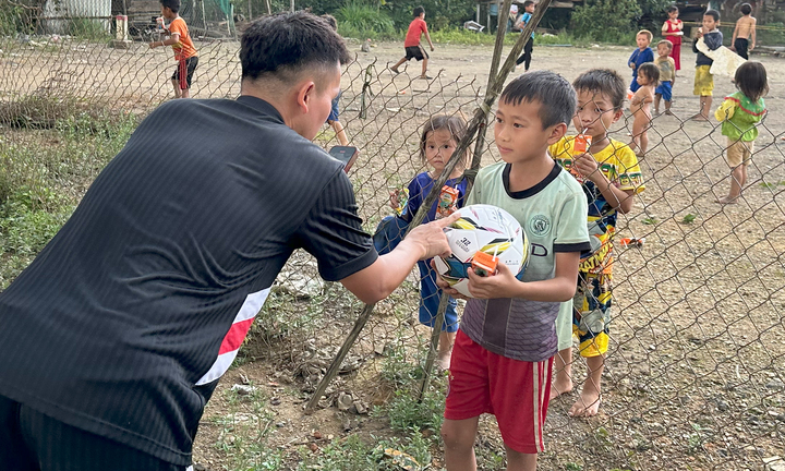 プロジェクトチームは、2024年9月から20の省市の裸足サッカー選手に直接プレゼントを届ける予定。