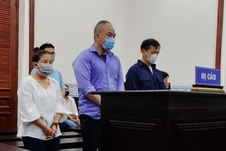 Ex funcionarios de aduanas de la ciudad de Ho Chi Minh comparecen ante el tribunal.