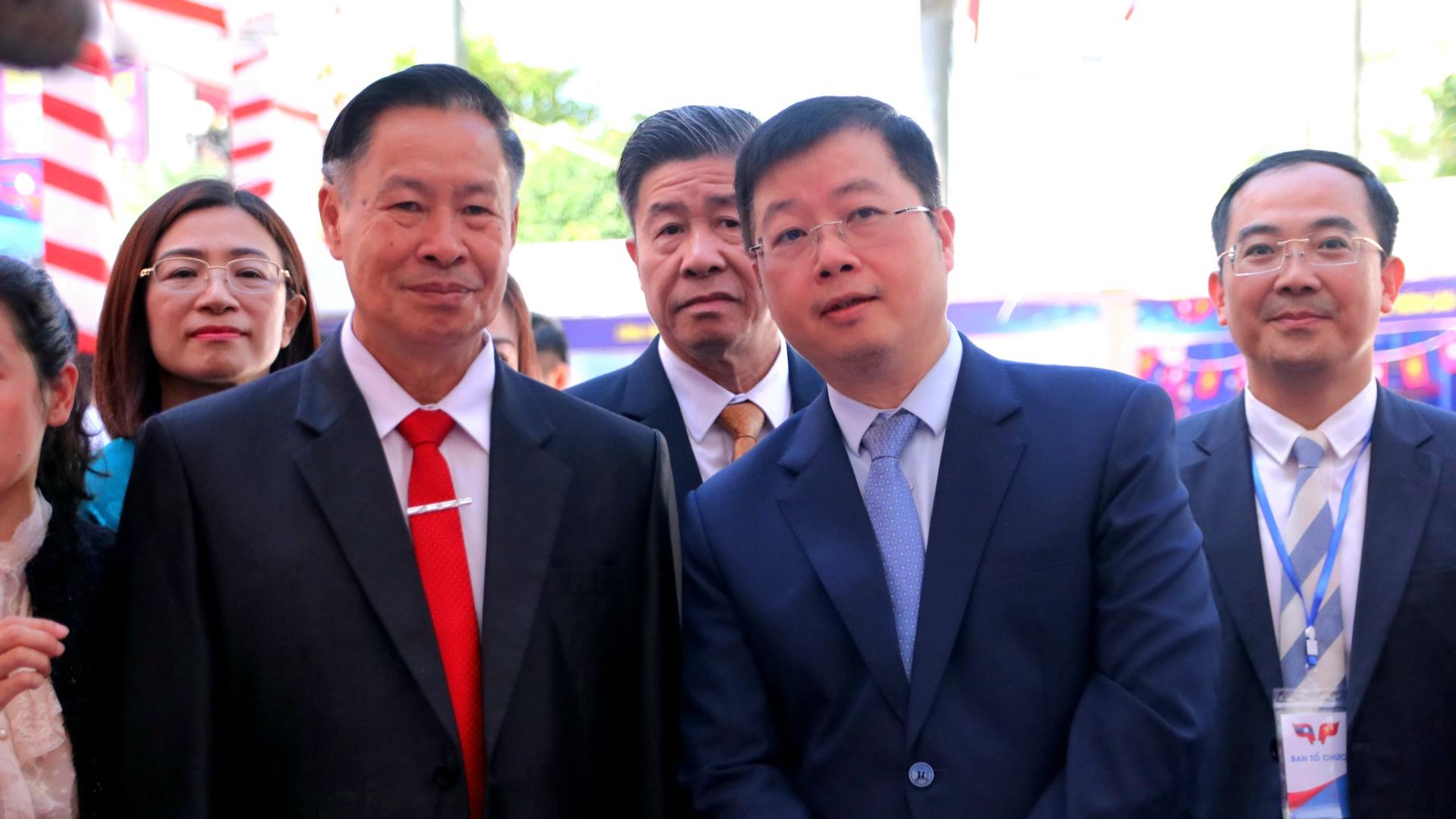 정보통신부 응우옌 탄 람(Nguyen Thanh Lam) 차관과 라오스 정보문화관광부 포시 케오마니봉(Phosy Keomanivong) 차관이 축제 부스를 방문했습니다. 사진: 응우옌 루안(Nguyen Luan).