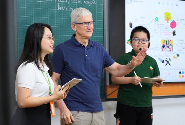 CEO Tim Cook interacts with students in Hanoi.