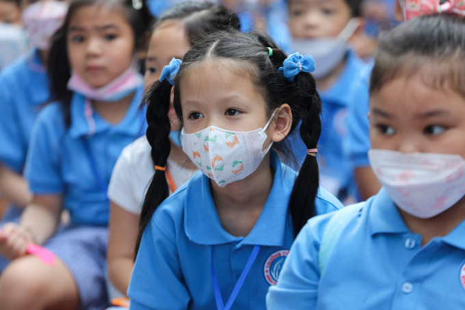 First graders at Dinh Tien Hoang Primary School (District 1) on the first day of school in the 2022-2023 school year. Photo: Quynh Tran