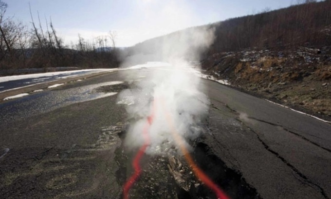 Thị trấn Centralia bị bao trùm bởi khói độc và những vết nứt. Ảnh: Unilad