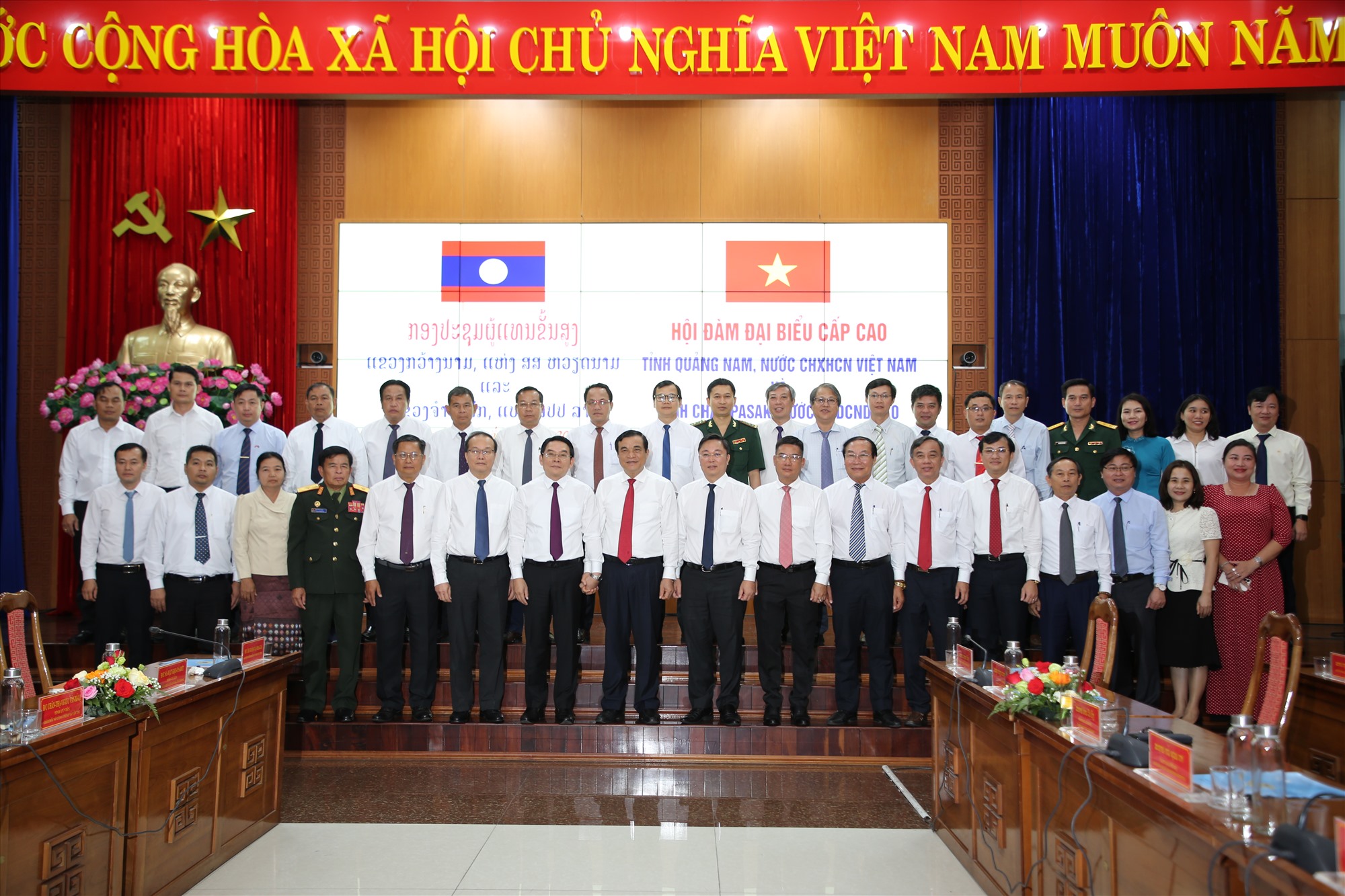 Delegates from the two provinces took a souvenir photo. Photo: A.N