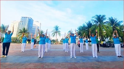 Ältere Menschen genießen Bewegung in Phuoc My