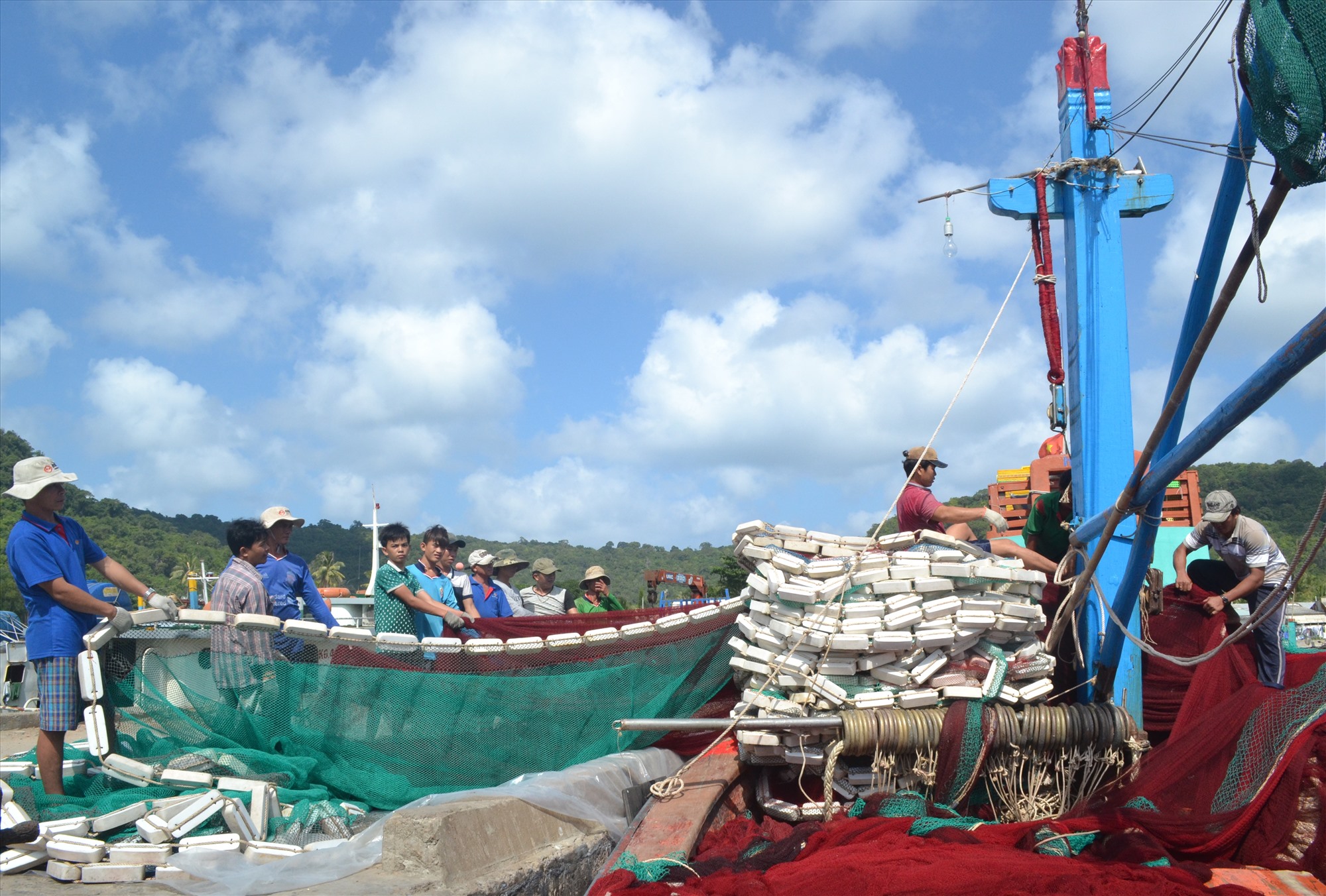 The fishing industry of fishermen in Thang Binh district is increasingly developing, contributing greatly to the total output of 17,000 tons/year of aquaculture and seafood capture. Photo: NGUYEN QUANG