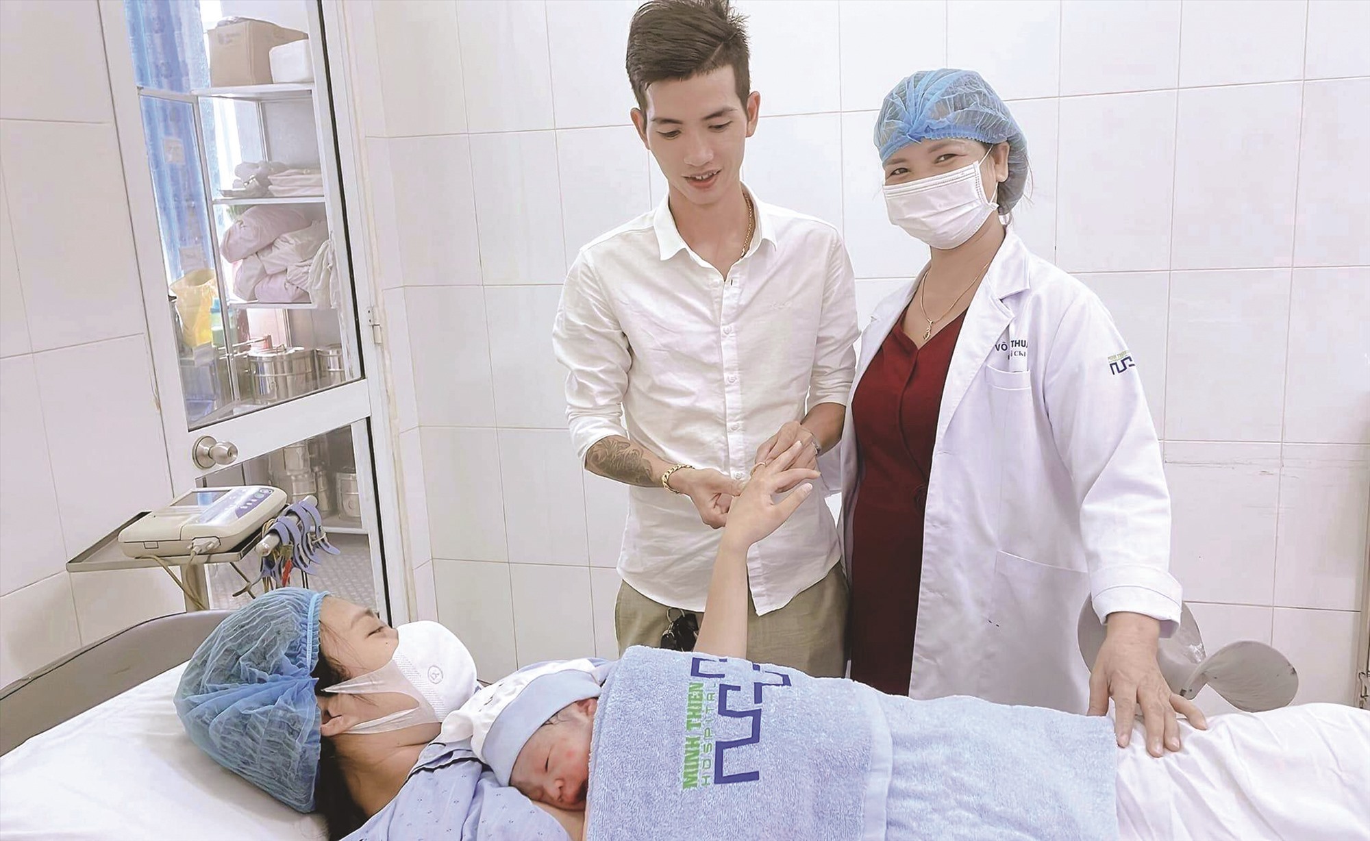 The joy of the mother and the happiness of the accompanying doctor.