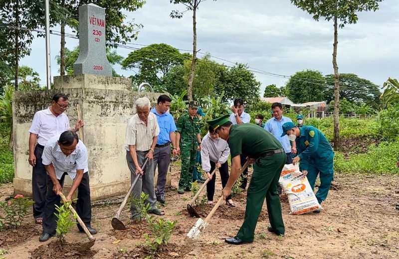 សួនច្បារ និងផ្លូវផ្កានៅព្រំដែនកម្ពុជា-វៀតណាម