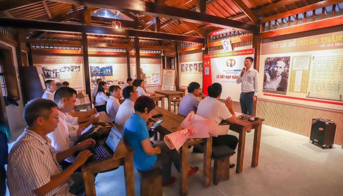 Thanh Nien Newspaper organizes party membership admission at Huynh Thuc Khang Journalism School Relic