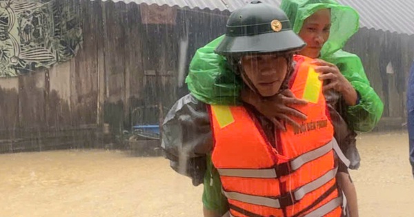 Los niveles de agua en los ríos de Quang Binh están aumentando rápidamente, un rescatista fue arrastrado por las aguas de la inundación.