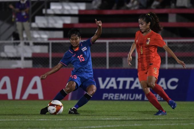 Orapin Waenngoen (n°15) est en situation d'élever le score à 2-0 pour la Thaïlande à la 18e minute. Photo : FAT