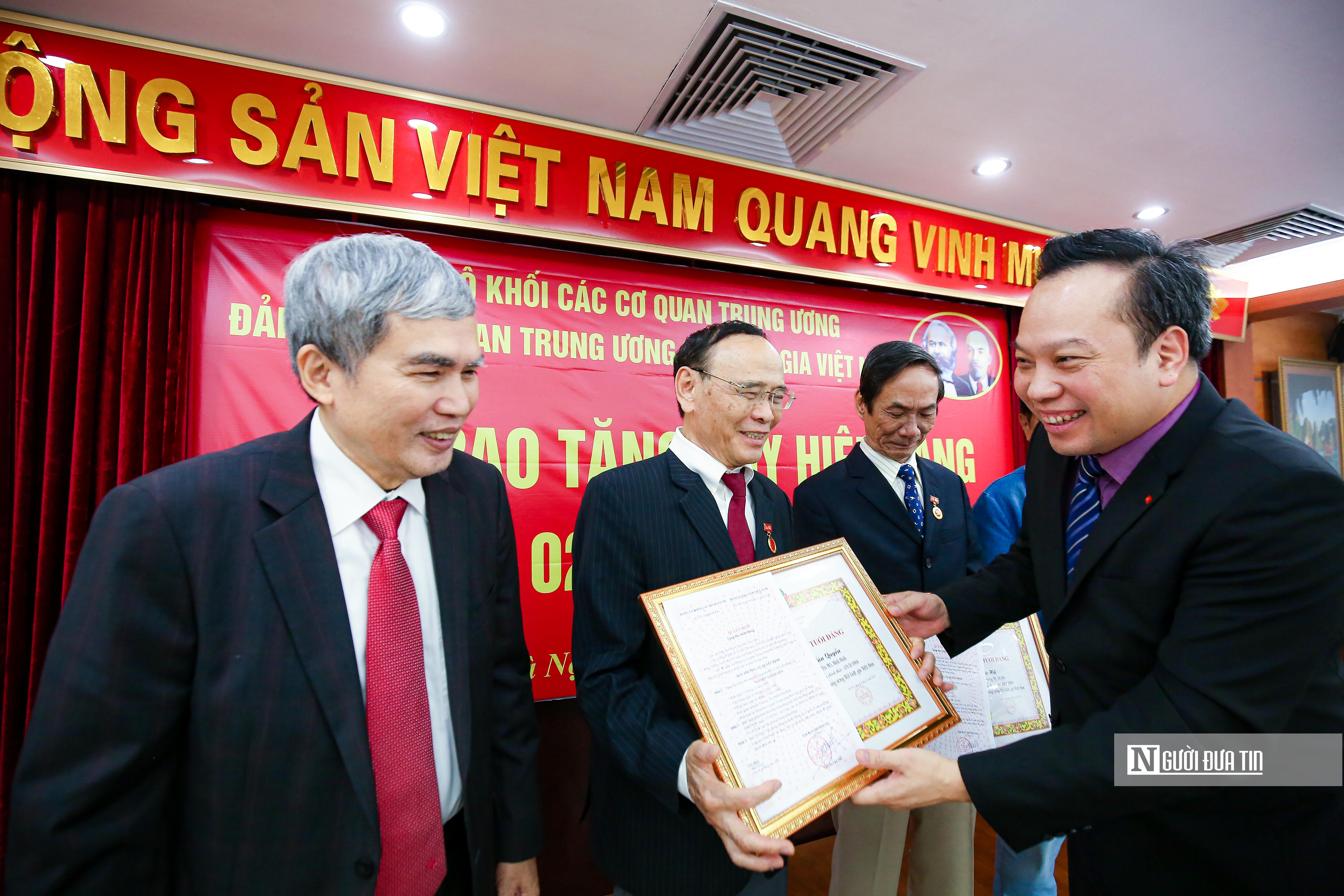 Highlights - Vietnam Lawyers Association awards Party badges to outstanding Party members (Photo 8).