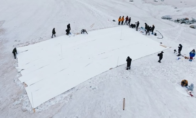 Un equipo de investigadores de la Universidad de Nanjing cubrió el glaciar con mantas refrescantes. Foto: SCMP