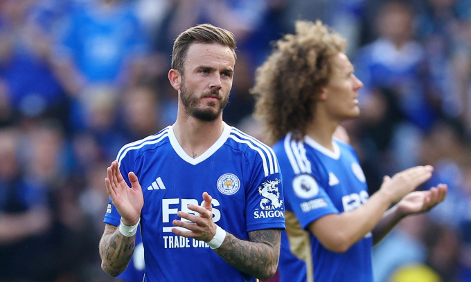 James Maddison (trái) và Wout Faes sau khi Leicester xuống hạng, ở vòng cuối Ngoại hạng Anh trên sân King Power ngày 28/5/2023. Ảnh: Reuters