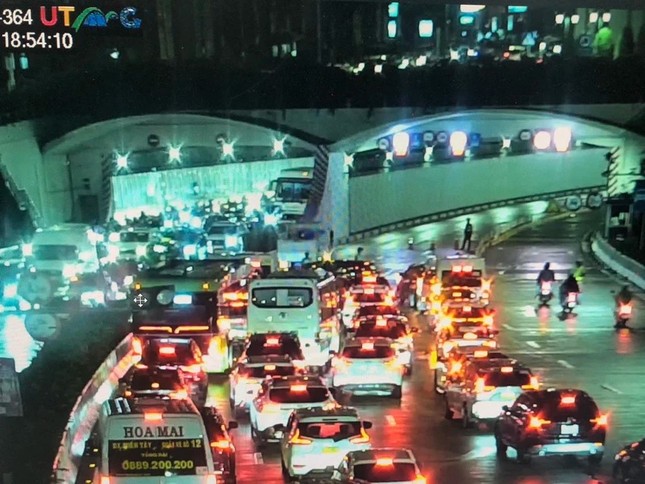 Car suddenly caught fire in Saigon River tunnel photo 2