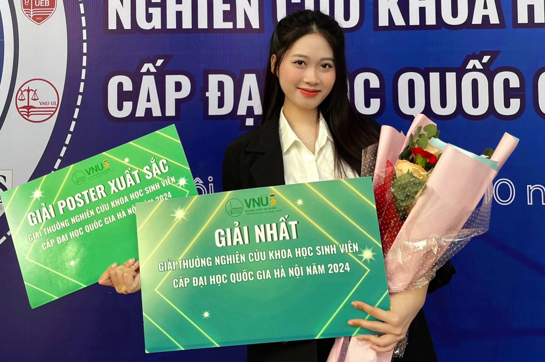 Với những thành tích xuất sắc, Trang là một trong 6 sinh viên của trường đoạt học bổng "Sinh viên trí tuệ" của trường Đại học Kinh tế năm 2024. Nữ sinh còn là sinh viên tiêu biểu "5 tốt" cấp Đại học Quốc gia Hà Nội và thành phố Hà Nội năm 2024.