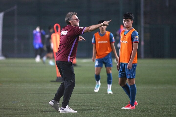 Trainer Troussier gewährte den Medien nur etwa 10 Minuten Zeit, bevor die Mannschaft hinter geschlossenen Türen trainierte.