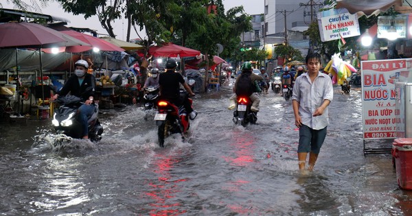 TPHCM đón triều cường đạt đỉnh, cảnh báo các tuyến đường ngập sâu