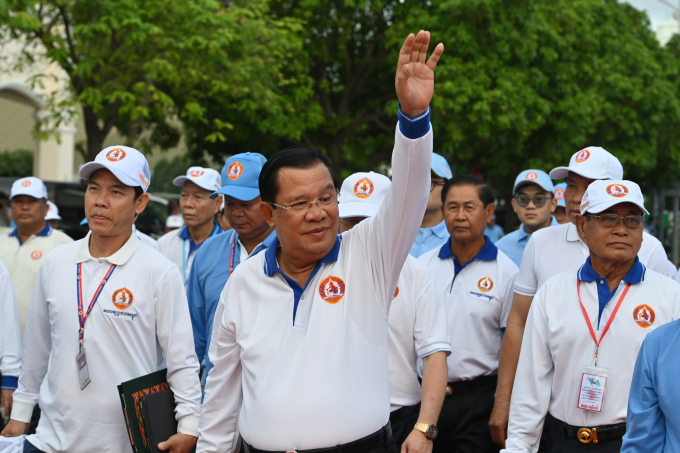 Cambodian Prime Minister Hun Sen waves to supporters during an election campaign rally in Phnom Penh on July 1. Photo: AFP