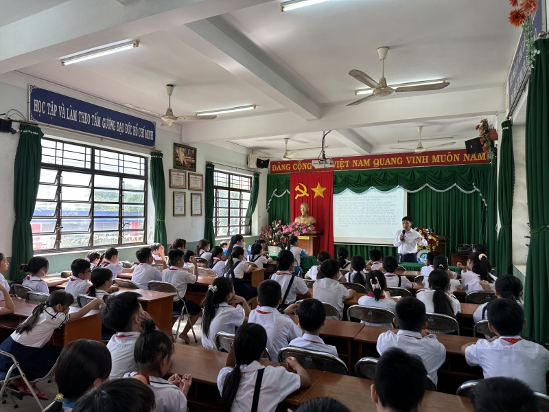 Los niños de la escuela primaria de Tan Dinh, de la ciudad de Ben Cat, asisten a la clase de capacitación.