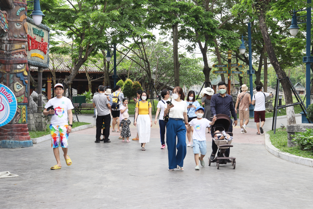 Quang Ninh encourage les touristes à limiter l'utilisation de sacs et de bouteilles en plastique lors des divertissements, des visites touristiques et des attractions touristiques... afin de minimiser les impacts environnementaux.