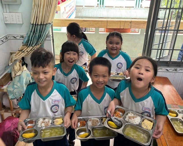 School invites parents to the kitchen to check and eat with their children photo 7