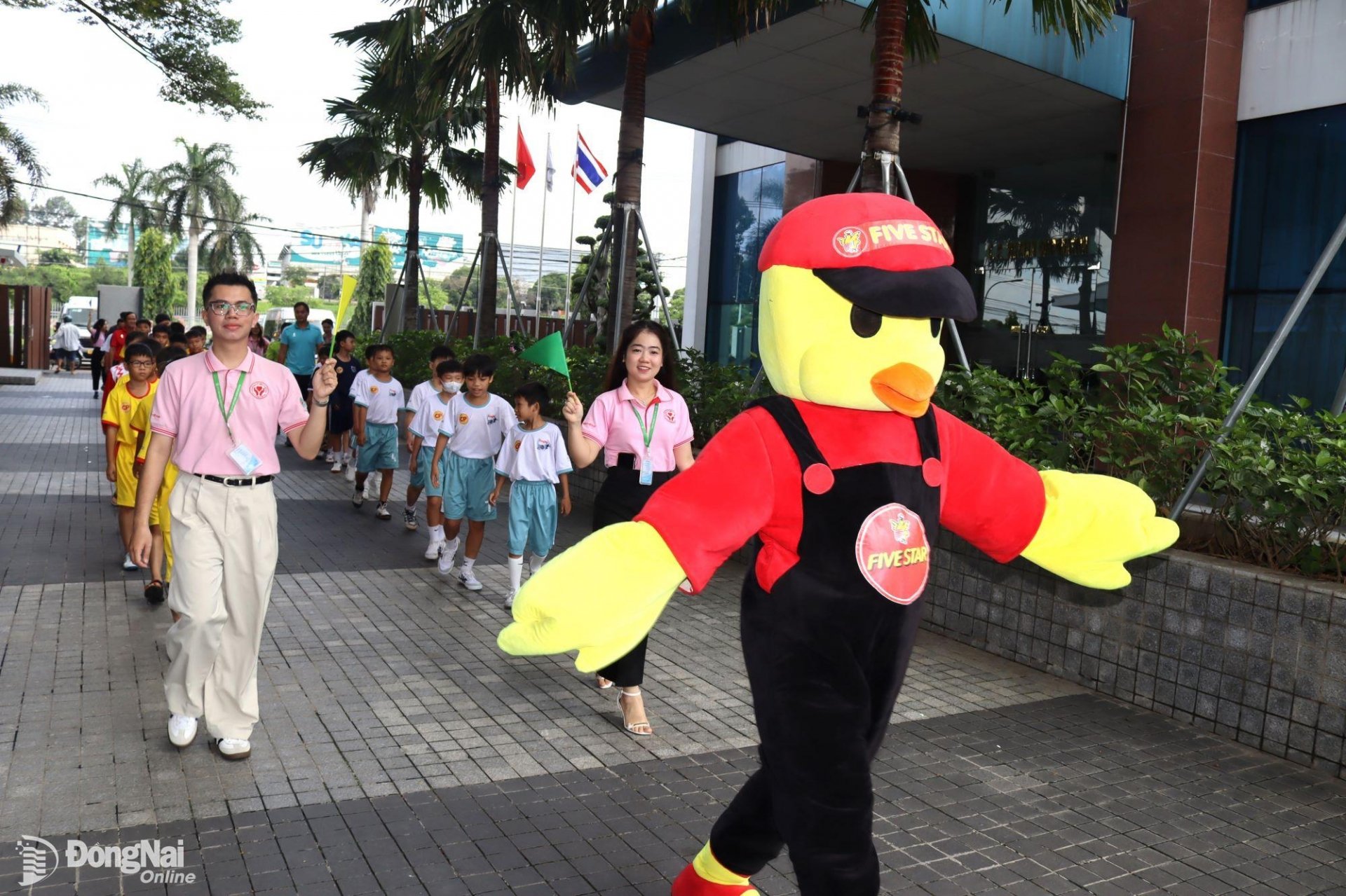 Children and coaches of 4 football teams visit C.P Vietnam Joint Stock Company. Photo: Hoang Loc