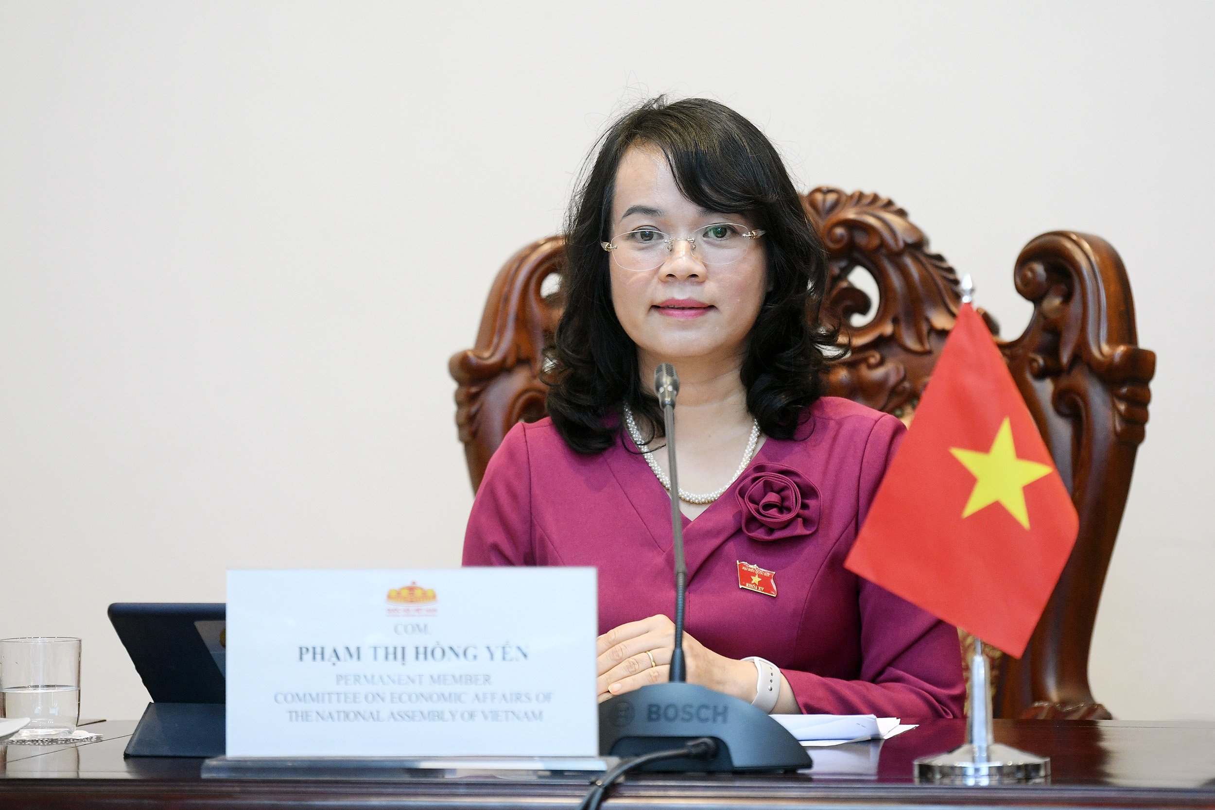 La miembro permanente del Comité Económico, Pham Thi Hong Yen, habla en la sesión de diálogo - Foto H.Ngoc