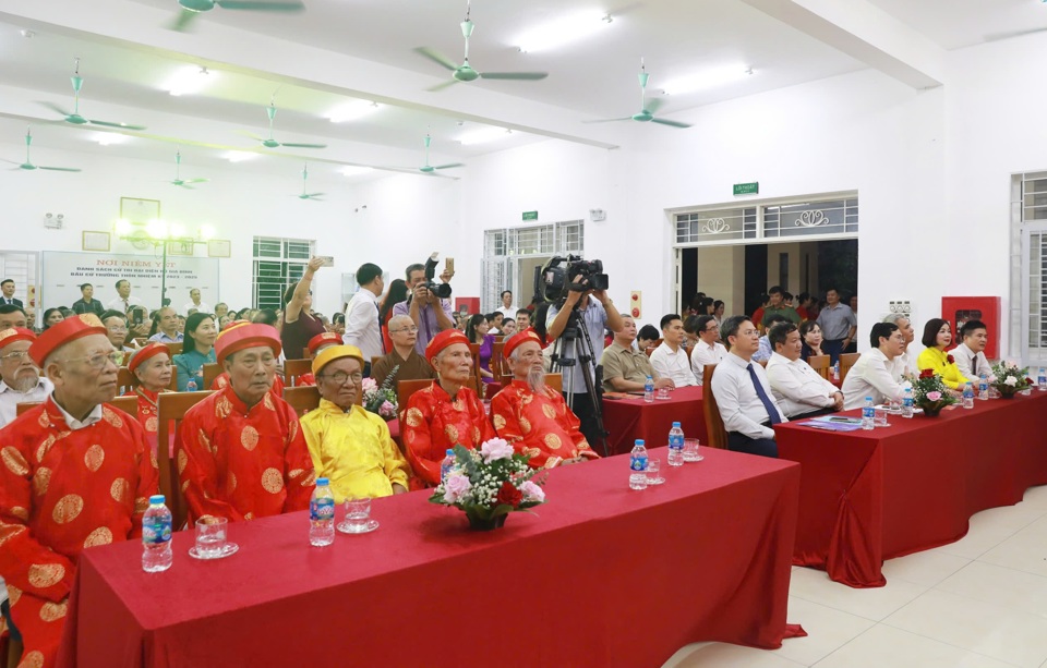 Le vice-président du Comité populaire de Hanoi, Ha Minh Hai, et les dirigeants du district de Thanh Tri ont assisté à la Journée de la Grande Unité nationale au village 1, commune de Van Phuc.