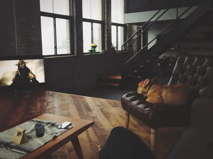 David Karp lebt in einem 1,6 Millionen Dollar teuren Loft-Apartment des Esquire-Magazins in Brooklyn. Er pflegt einen minimalistischen Lebensstil. Das Forbes-Magazin beschreibt Karps Wohnung als spartanisch eingerichtetes Schlafzimmer mit einem halb leeren Kleiderschrank. Der Wohnbereich ist bis auf ein Sofa und einen Fernseher leer. (Foto: Davidslog.com)