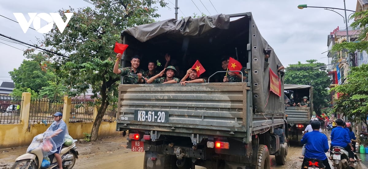 nguoi dan vung lu yen bai bin rin chia tay bo doi hinh anh 14